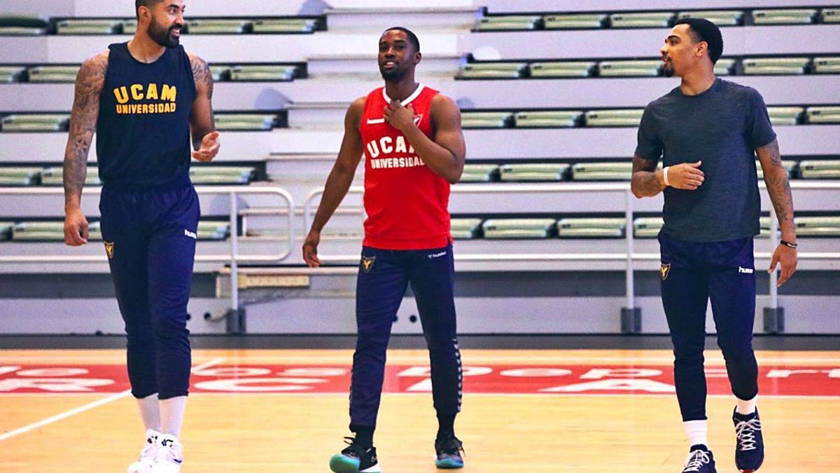 Augusto Lima, Isaiah Taylor y Jordan Davis durante un entrenamiento en el Palacio.  | PRENSA UCAM MURCIA CB