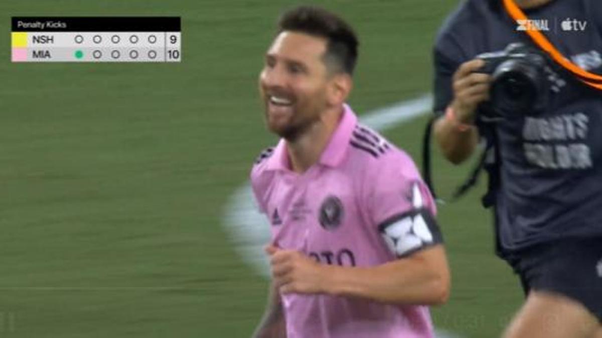 La celebración de Messi en el césped