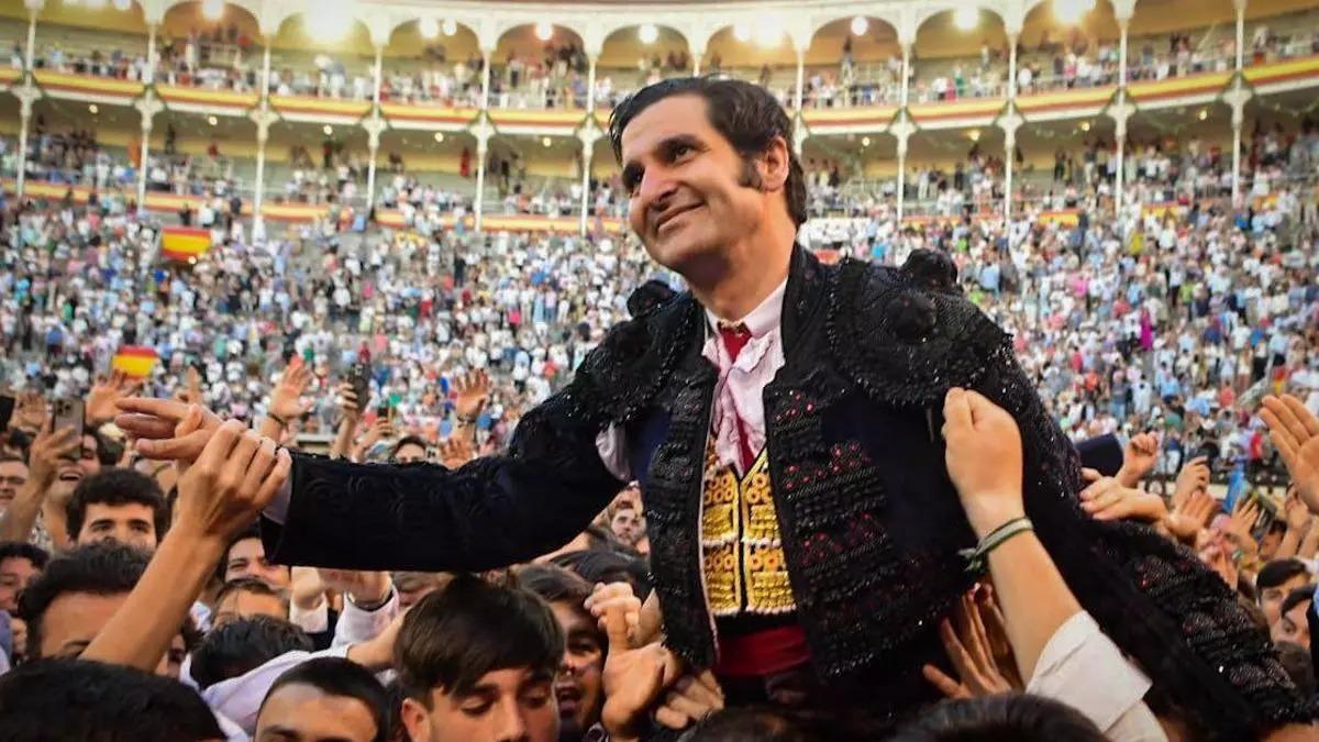 Morante de la Puebla cruza la puerta grande de Las Ventas.