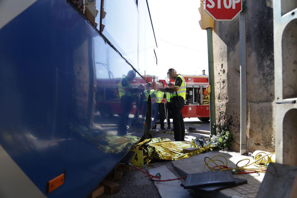 Muere un motorista al chocar con un autobús de la EMT en Palma