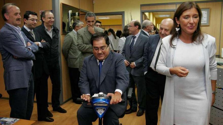 Crespo, en 2009, con la conselleira de Traballo, durante la inauguración de la sede de Azetanet. eduardo vicente