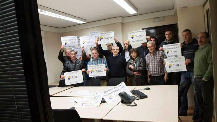 Los trabajadores, ayer, encerrados en su sede de Oviedo, junto a Gaspar Llamazares (IU).