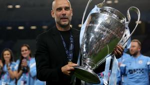 Pep Guardiola celebra la Champions conseguida con el Manchester City en Estambul.