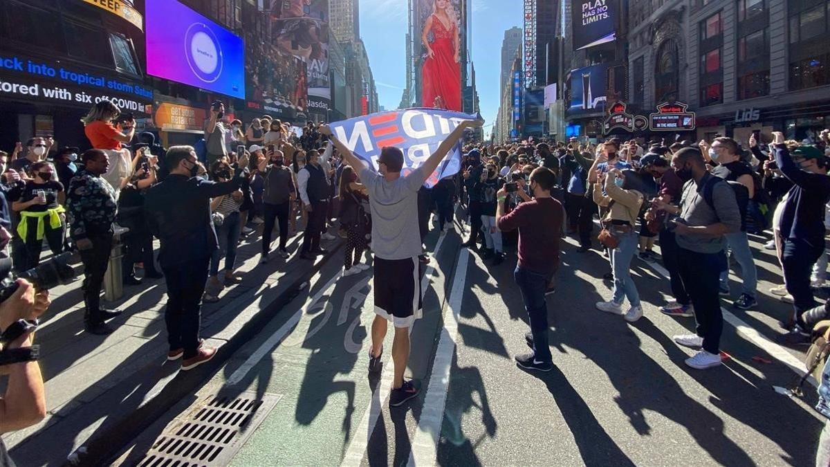 Una multitud celebra la victoria de Biden en el Times Square de Nueva York.