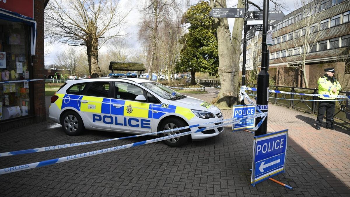Police seals off a restaurant in Salisbury