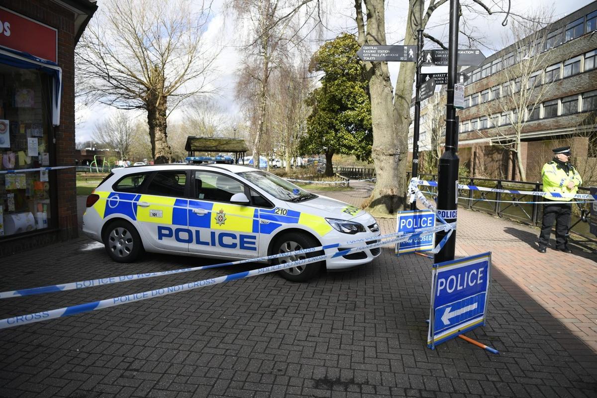 NGH004  Salisbury  United Kingdom   06 03 2018 -  FILE  Police stand behind a cordon in Salisbury  Britain  06 March 2018  reissued 16 September 2018   According to reports  Police has sealed off a Prezzo restuarant in Salisbury and surroundings following an incident in which two people  a man and a woman  were taken ill  The town was in the spotlight earlier in 2018  when former Russian spy Sergei Skripal and his daughter Yulia became seriously ill in Salisbury after allegedly being exposed to novichok nerve agent   Rusia  EFE EPA NEIL HALL