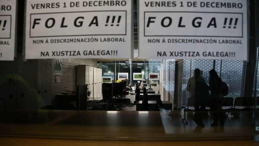 Una oficina vacía y cerrada en el juzgado de Ourense. // Jesús Regal