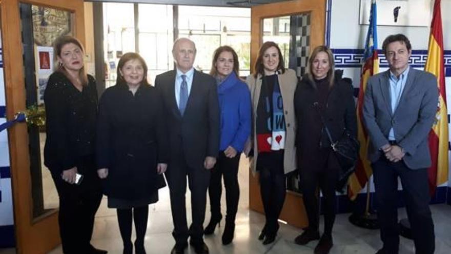 Isabel Bonig durante su visita de ayer a Casa Caridad.