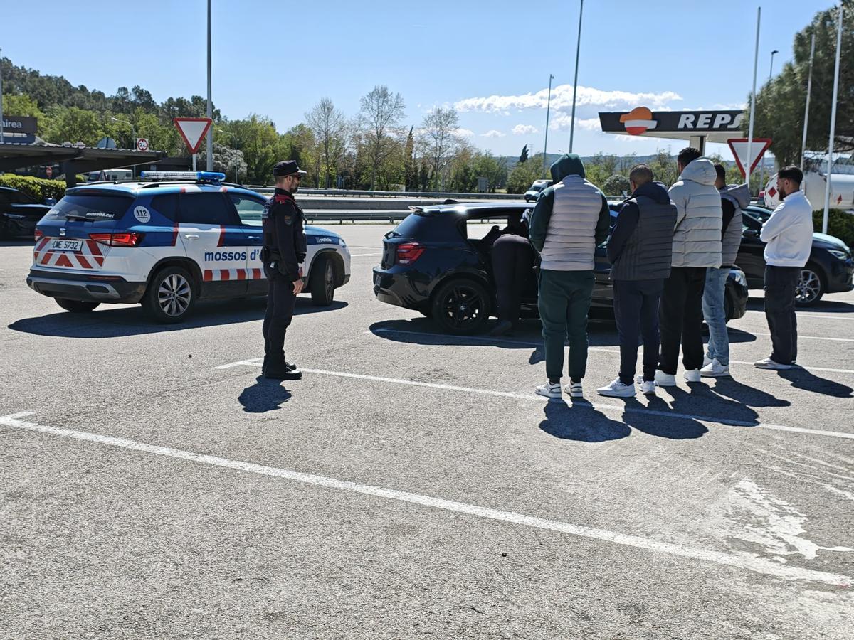 Els Mossos revisant un vehicle que aixecava sospites a l'àrea de servei de Garrigàs.