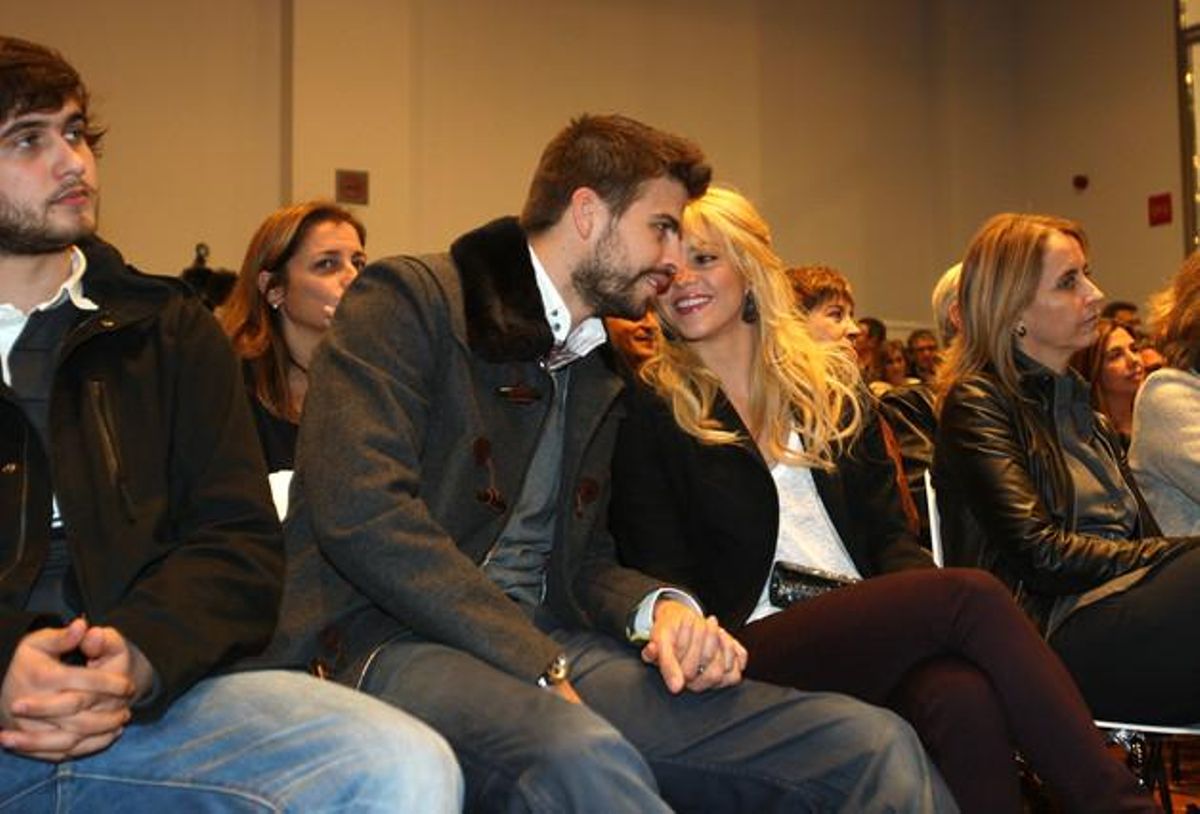 Gerard Piqué i Shakira, durant la presentació del llibre. Gerard Piqué i Shakira, durant la presentació del llibre.