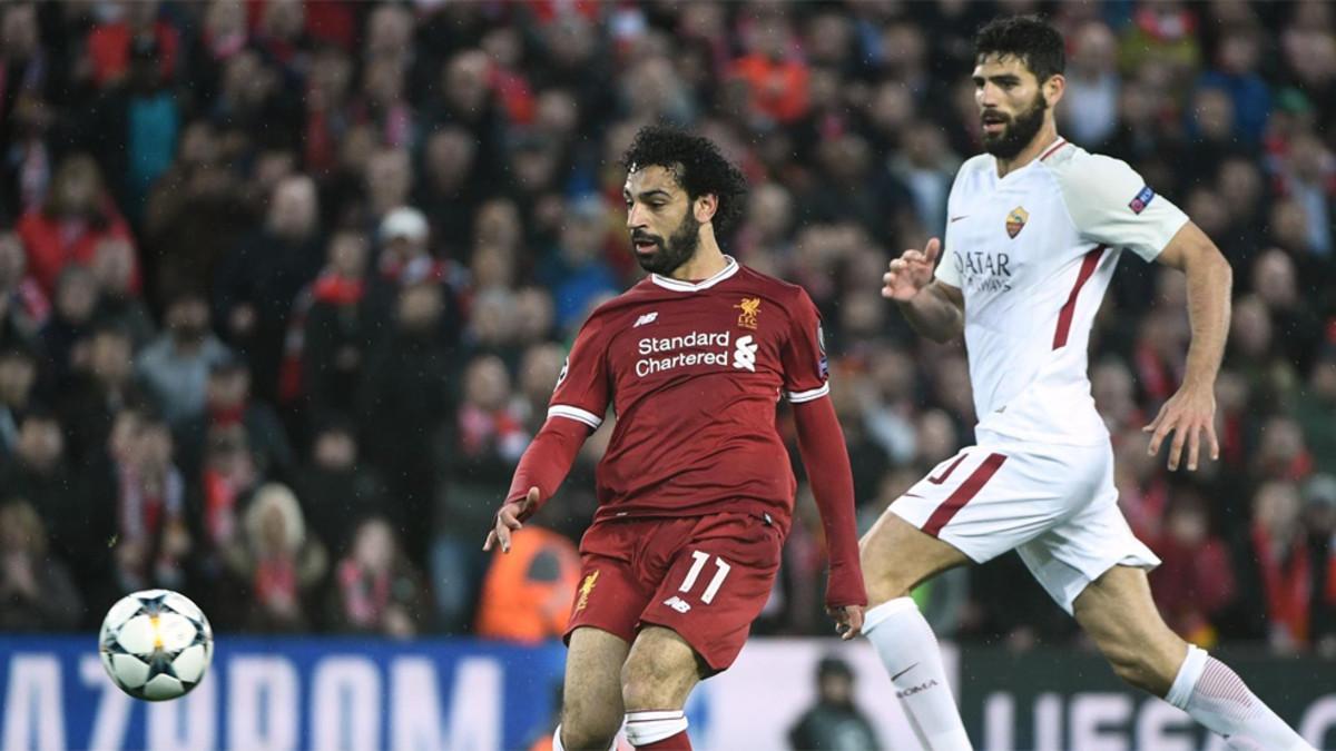 Mohamed Salah y Fazio durante el Liverpool-Roma de la Champions 2017/18