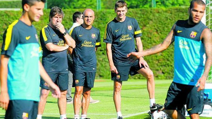 Jordi Roura, al fondo a la izquierda, junto al fisioterapeuta Juanjo Brau y Tito Vilanova, en un entrenamiento del Barça.