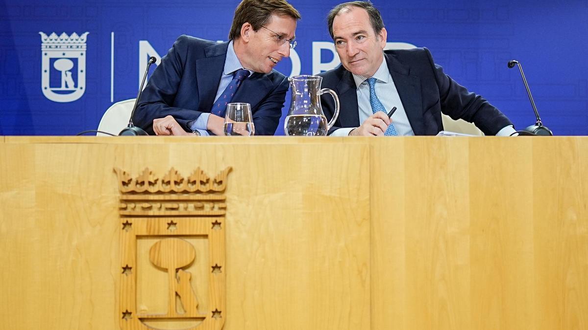 El alcalde de Madrid, José Luis Martínez-Almeida, y el delegado de Urbanismo, Medio Ambiente y Movilidad, Borja Carabante.