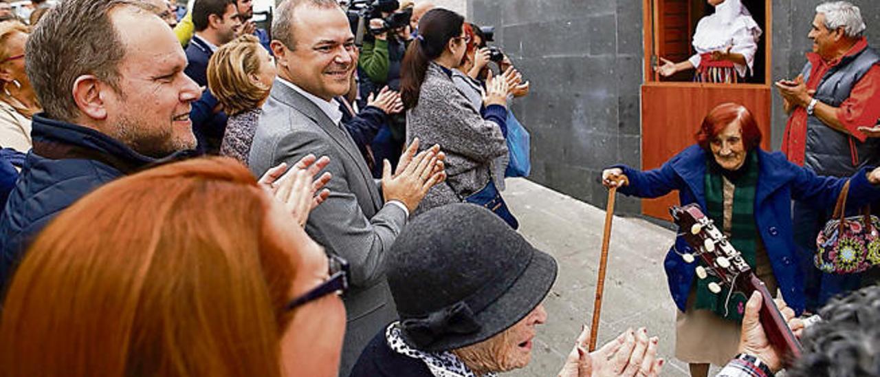 El alcalde - de traje gris- junto al concejal del distrito -en primer plano- y vecinos, ayer, en la inauguración. | la provincia / dlp