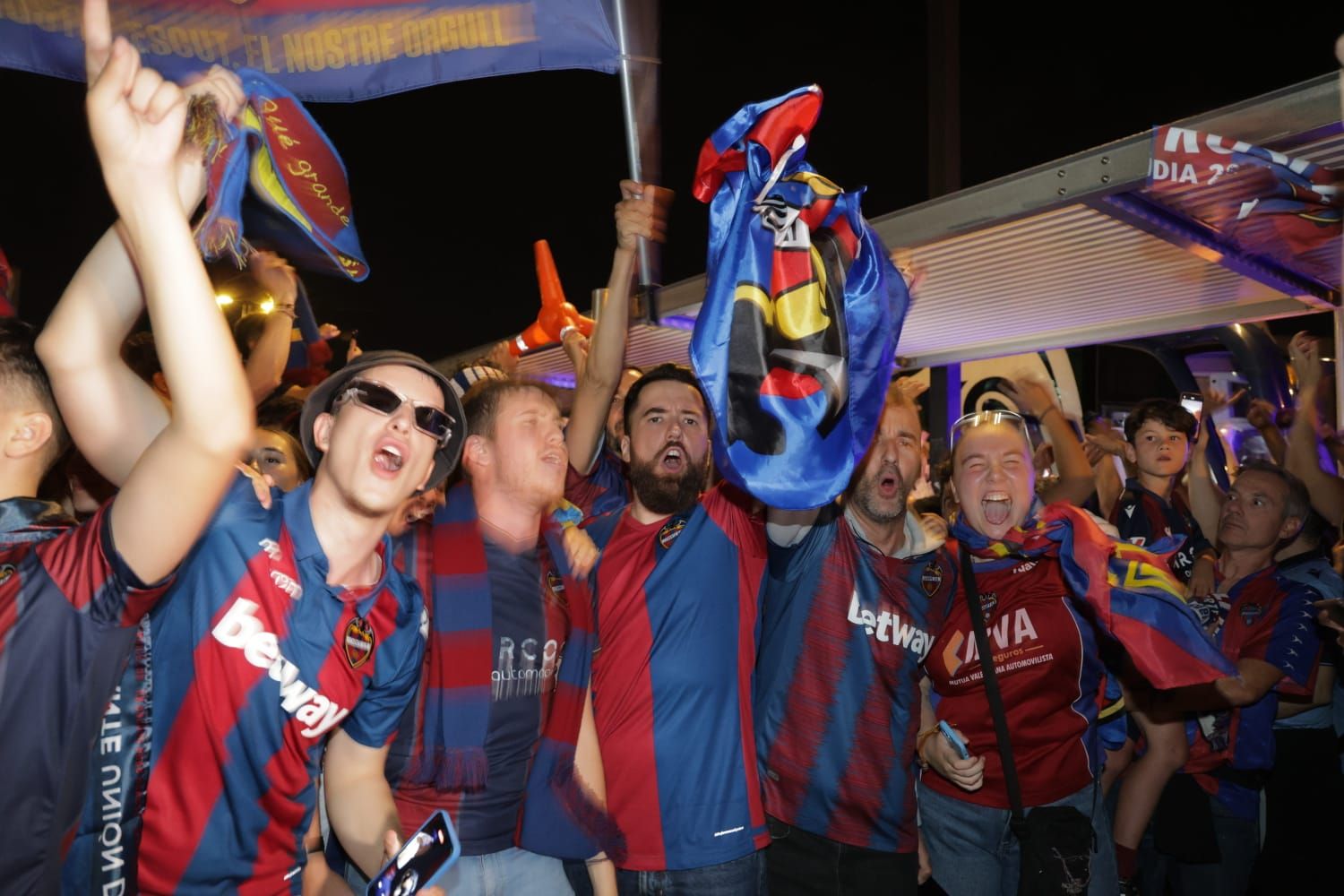 El Levante Ud llega a València tras conseguir el ascenso en Burgos