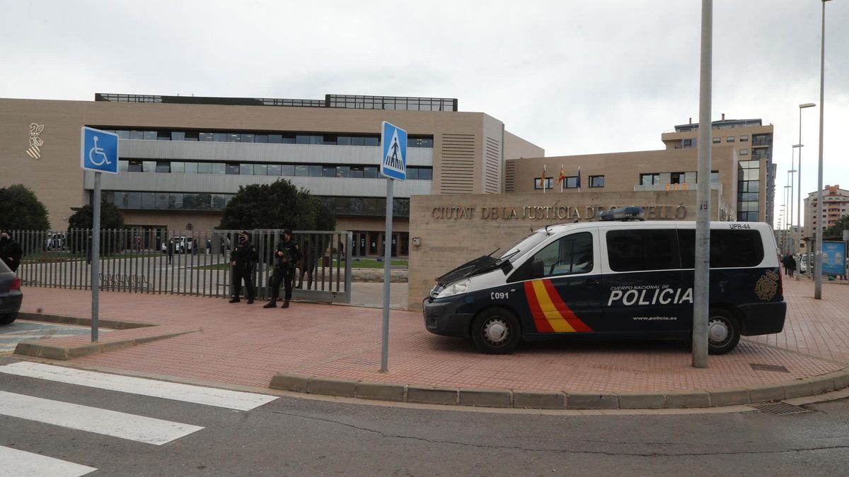 Imagen de agentes de la Policía Nacional, fuertemente armados a las puertas de la Ciudad de la Justicia.