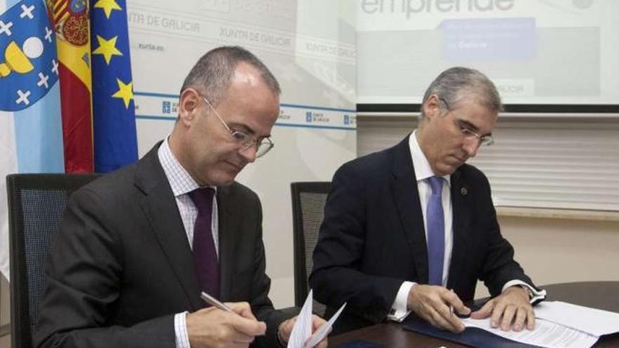 Jesús Vázquez y Francisco Conde firman, ayer, el convenio para el proyecto &#039;Eduemprende&#039;. / la opinión