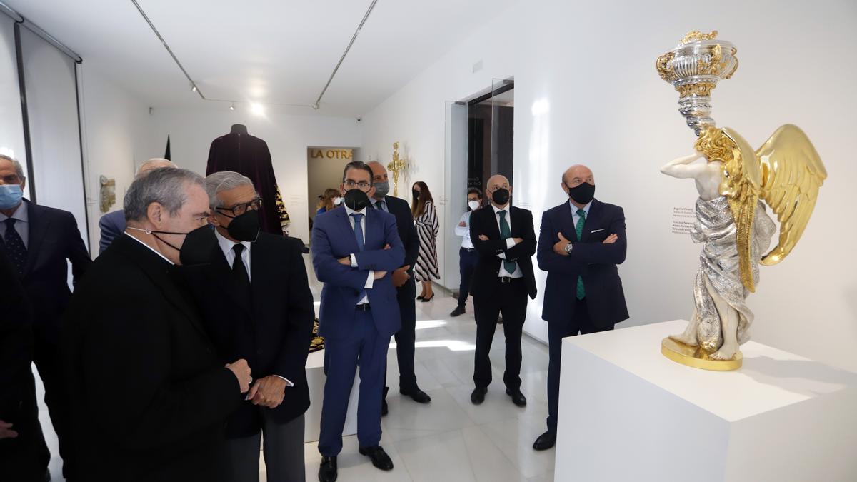 Francisco de la Torre, Manuel Azuaga, Braulio Medel y Francisco González de Lara, entre otros, visitan la exposición del Palacio Episcopal