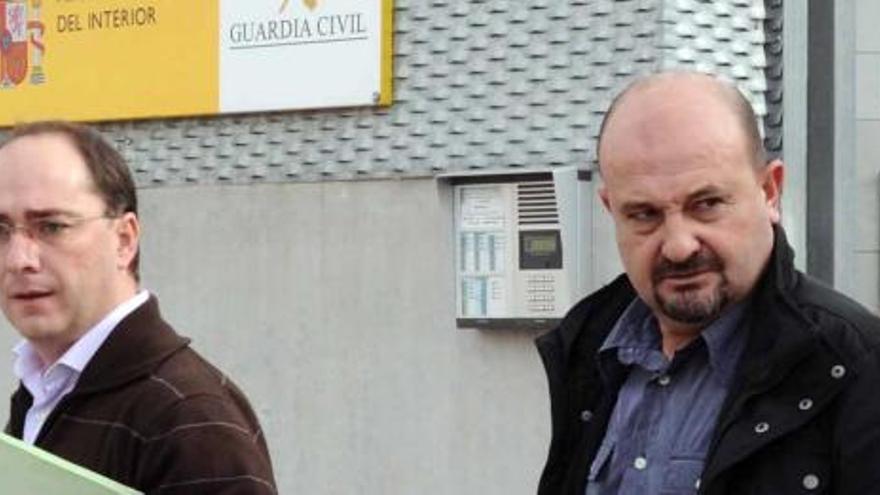 El edil del PSOE de Redován (a la derecha), junto a su abogado, ayer tras prestar declaración en el cuartel de la Guardia Civil de Almoradí .