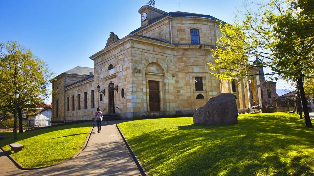 De la Sala de las Vidrieras al Árbol de Gernika: sitios esperados e inesperados de la comarca más sorprendente de Bizkaia
