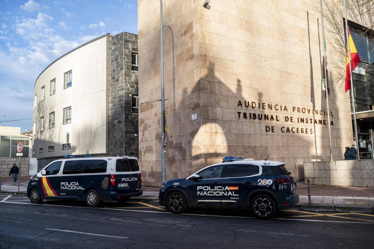 Vehículos de Policía Nacional en la entrada de la Audiencia Provincial de Cáceres.