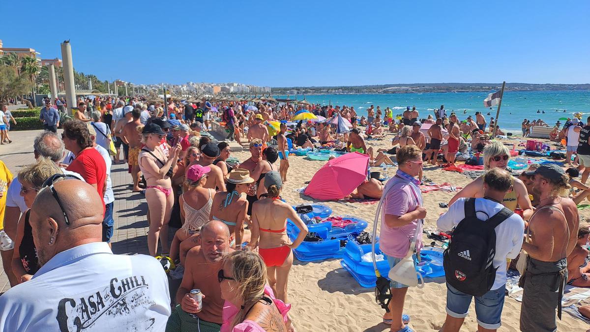Das Bild schreit nicht gerade Nachhaltigkeit und Umweltschutz: So voll ist es im September an der Playa de Palma.