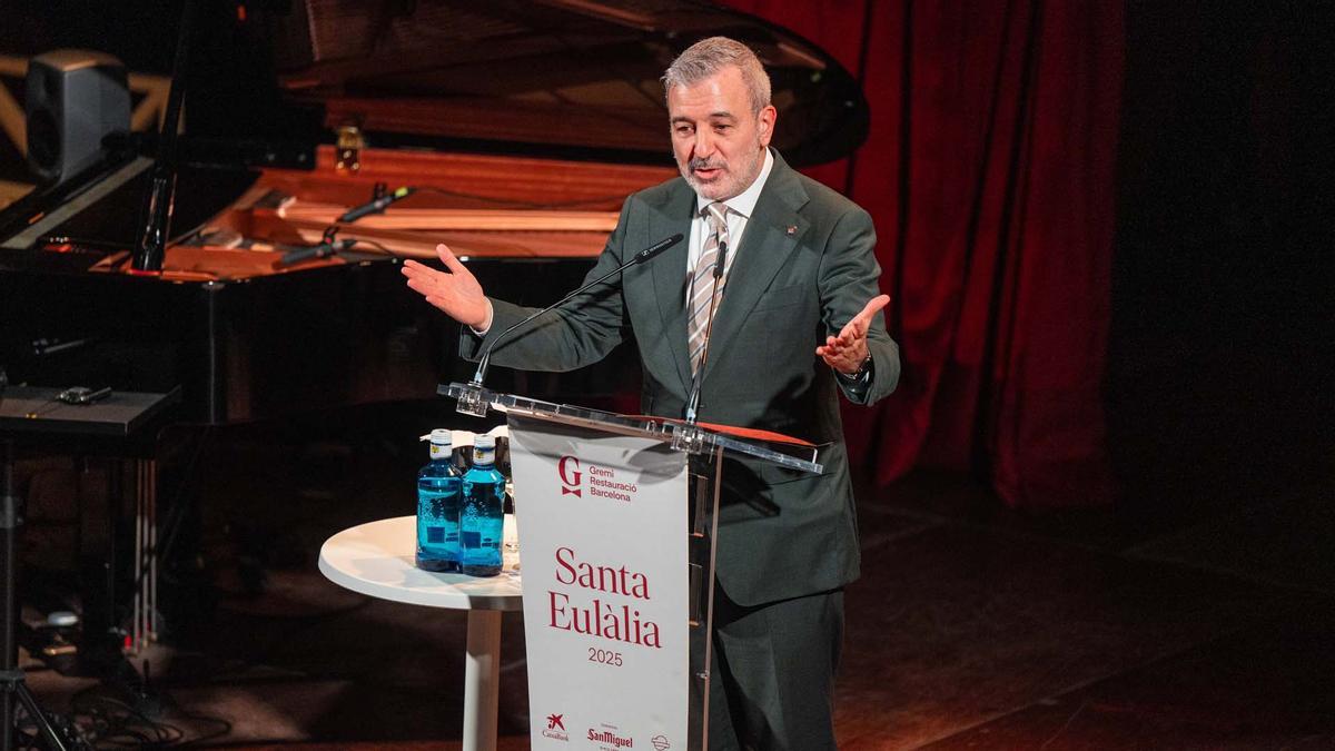 "Festas de Santa Eulália",  invitado de honor este año Joan Manuel Serrat que presentó Lolita Flores.