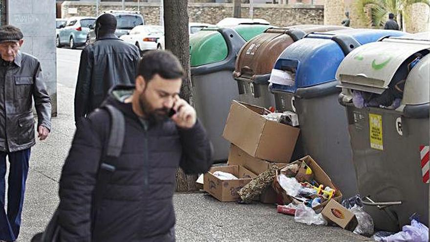 Deixalles fora els contenidors al carrer de Santa Eugènia.