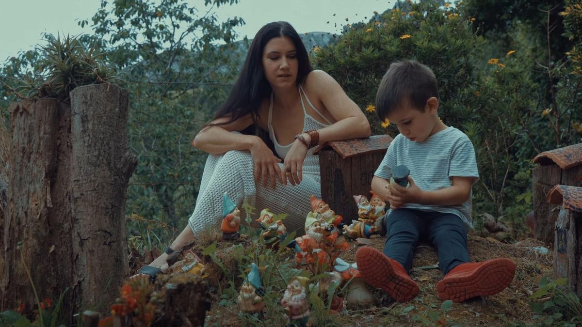 En el videoclip sale la propia Isabel Marco con su hijo Daniel.