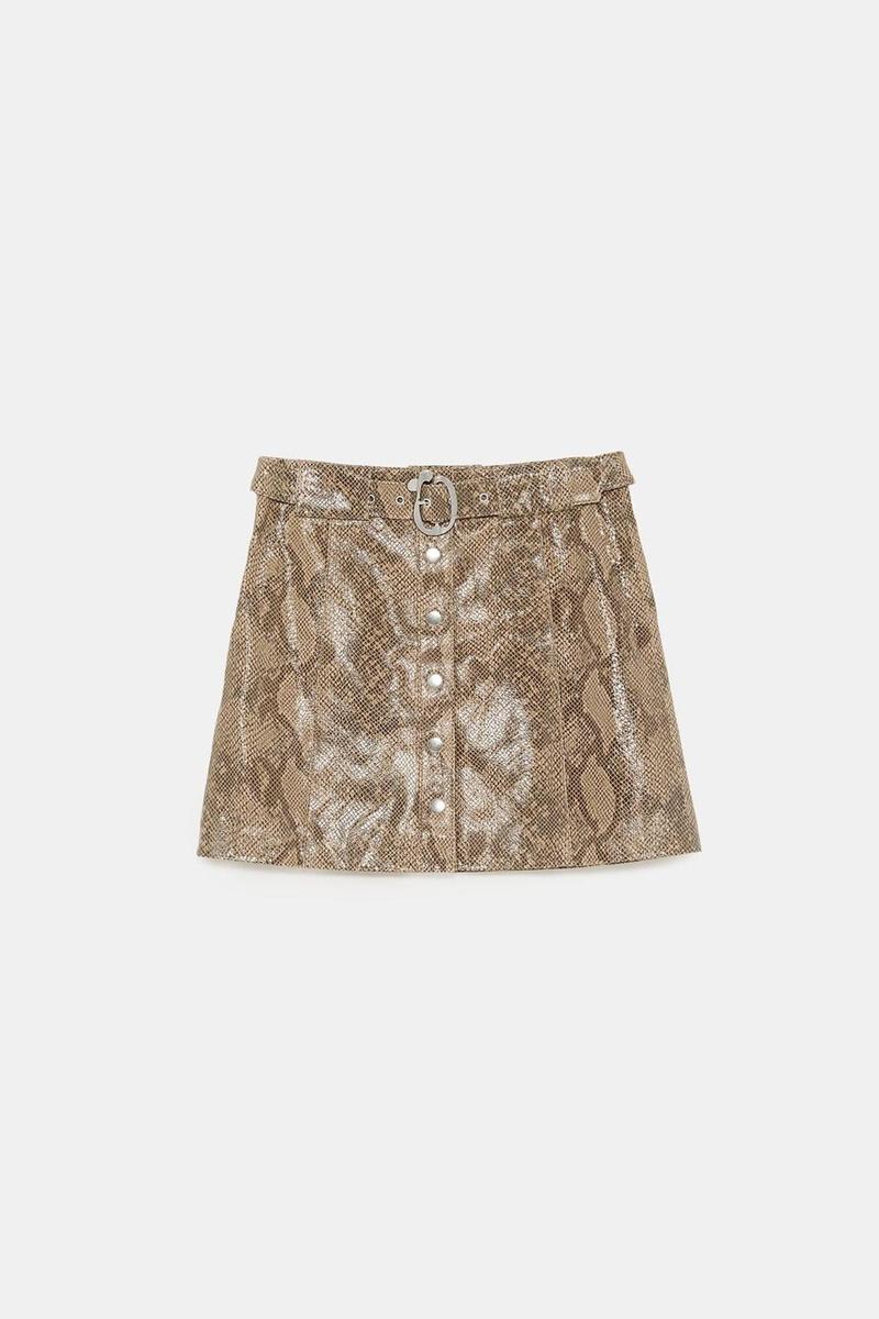 Falda mini con estampado de serpiente de Zara. (Precio: 59, 95 euros)