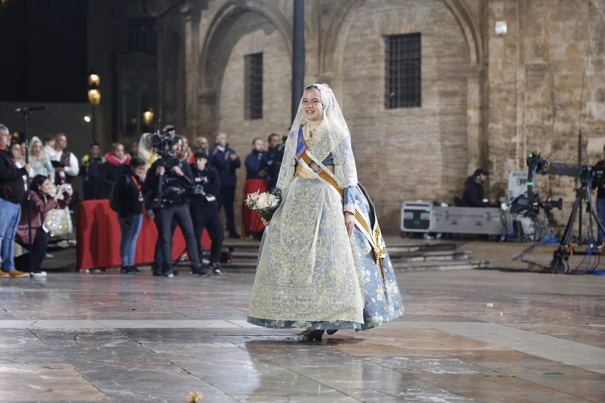 Ofrenda Fallas 2023 | Así ha sido la llegada de Paula Nieto a la plaza de la Virgen