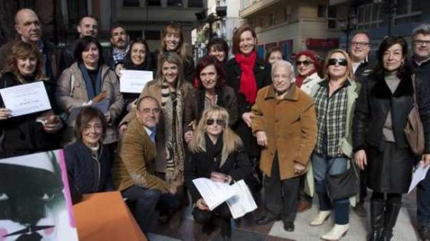 Los participantes en el concurso de decoración de Carnaval, ayer, con sus premios.