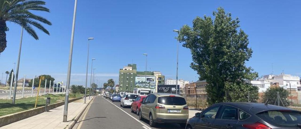 Retención en la calle Trinidad Redal durante las obras. | EMMA SANCHIS