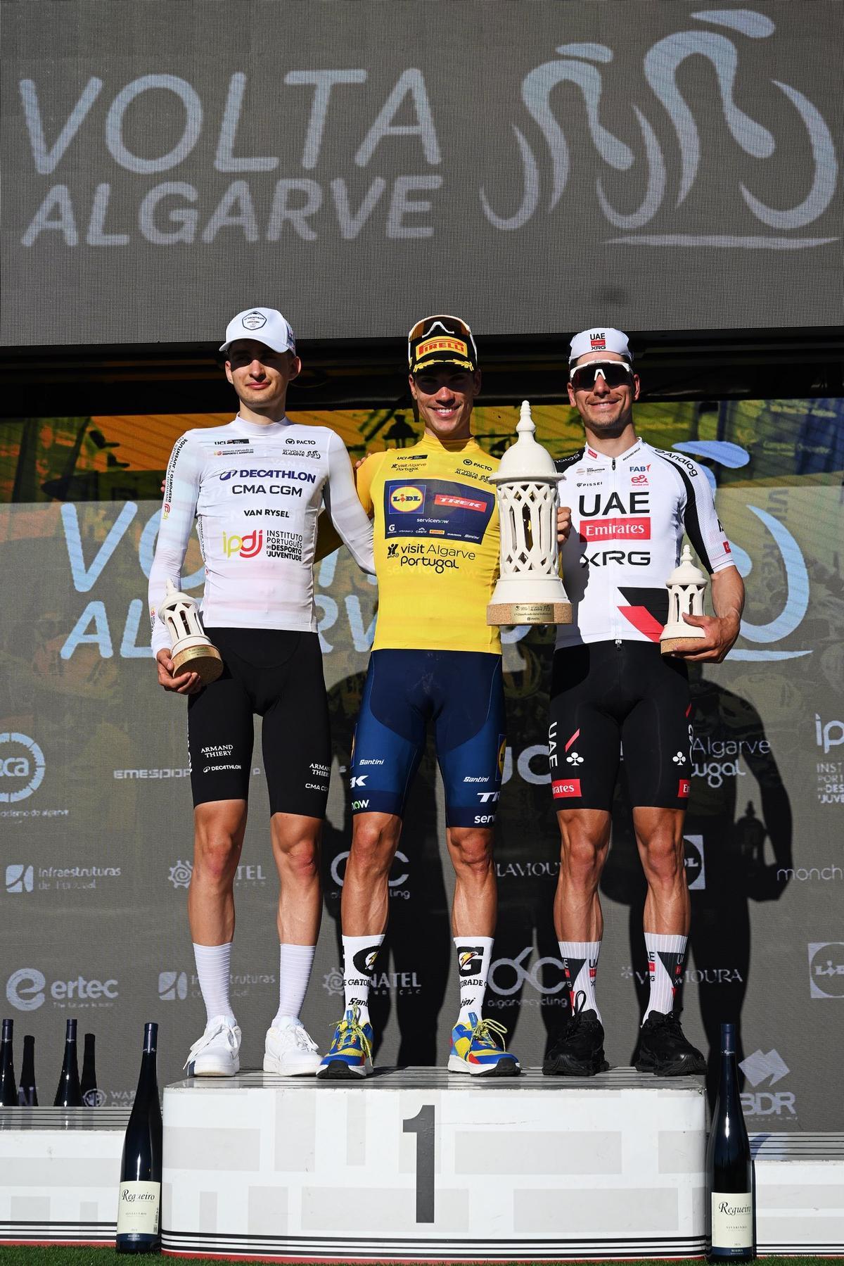 Juan Ayuso, de amarillo, en el podio final de la Vuelta al Algarve
