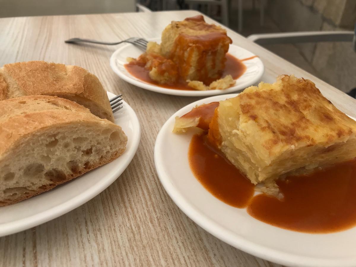 Tortilla del Bar Chillón con salsa de callos