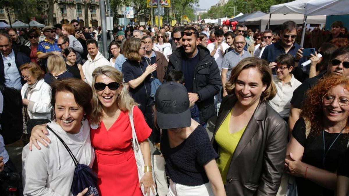 Yolanda Díaz y Ada Colau saludan a la gente que disfruta de Sant Jordi en Barcelona.