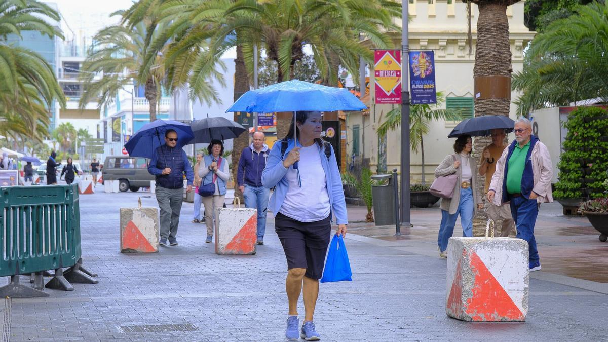 Gente con paraguas en Canarias