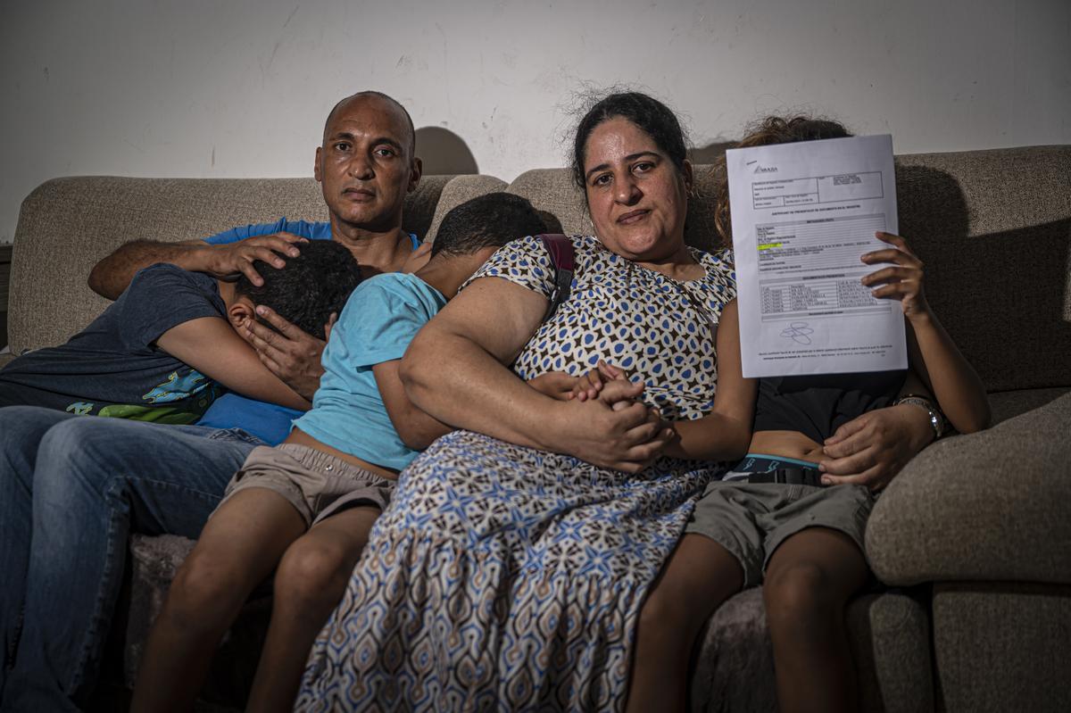 Familia de Fouzia i Hicham, pareja con tres niños que viven en el piso ocupado por la PACH