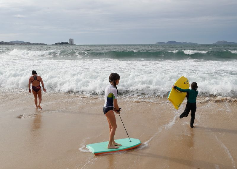 Las altas temperaturas hicieron ineludible el paseo e inevitable el chapuzón en Samil