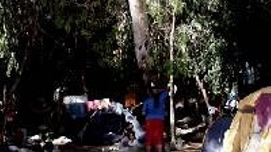 Varias familias rumanas acampan en una alameda