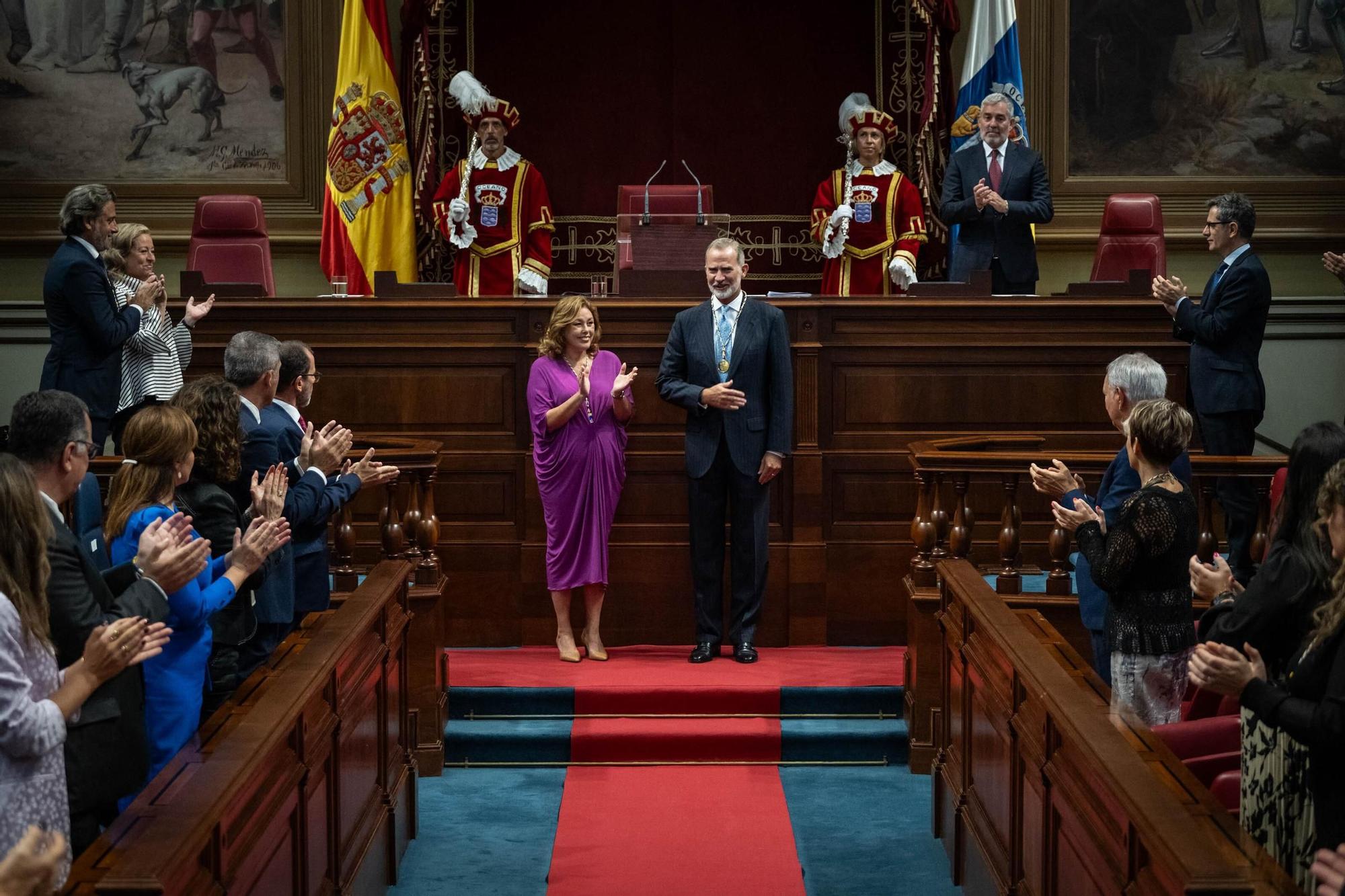Felipe VI recibe la medalla de oro del Parlamento de Canarias