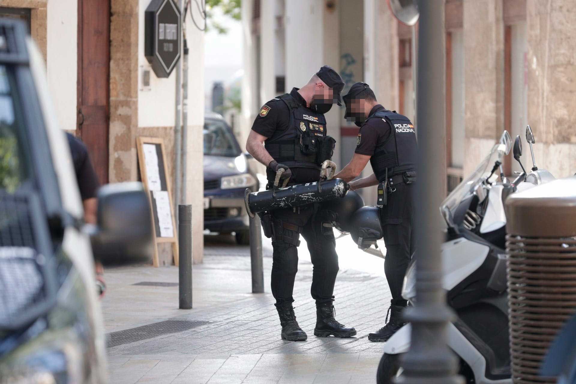 La Policía toma la plaza Llorenç Bisbal en busca de los responsables del tiroteo de Son Gotleu