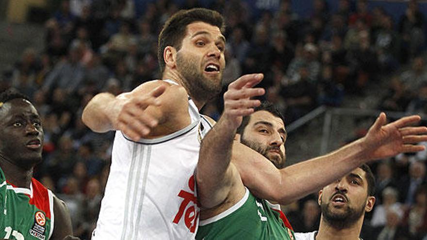 Reyes y Bourousis, en un momento del partido.