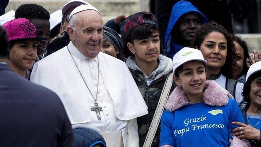 El Papa muestra un crucifijo con chaleco salvavidas