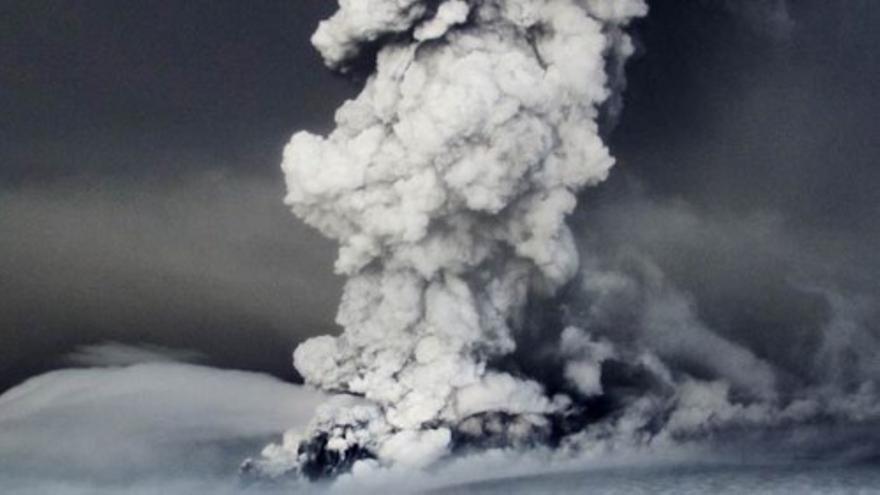 El volcán islandés nubla el cielo europeo