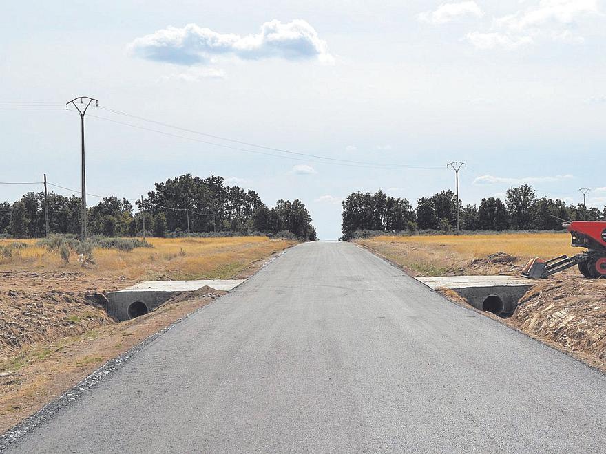 Uno de los tramos mejorados en la carretera de Lanseros, en el municipio de Manzanal de los Infantes. | Araceli Saavedra