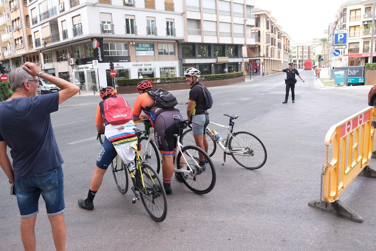 Un Policía Local desvía el tráfico en el entorno de Altamira, donde muchos aficionados de las dos ruedas están acudiendo para ver a sus ídolos.