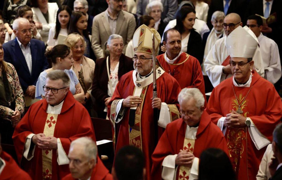 Jesús Sanz Montes, con el báculo pastoral, junto a Luiz Carlos Dias, antes de la celebración. Debajo, los religiosos que recibieron la ordenación. | JUAN PLAZA