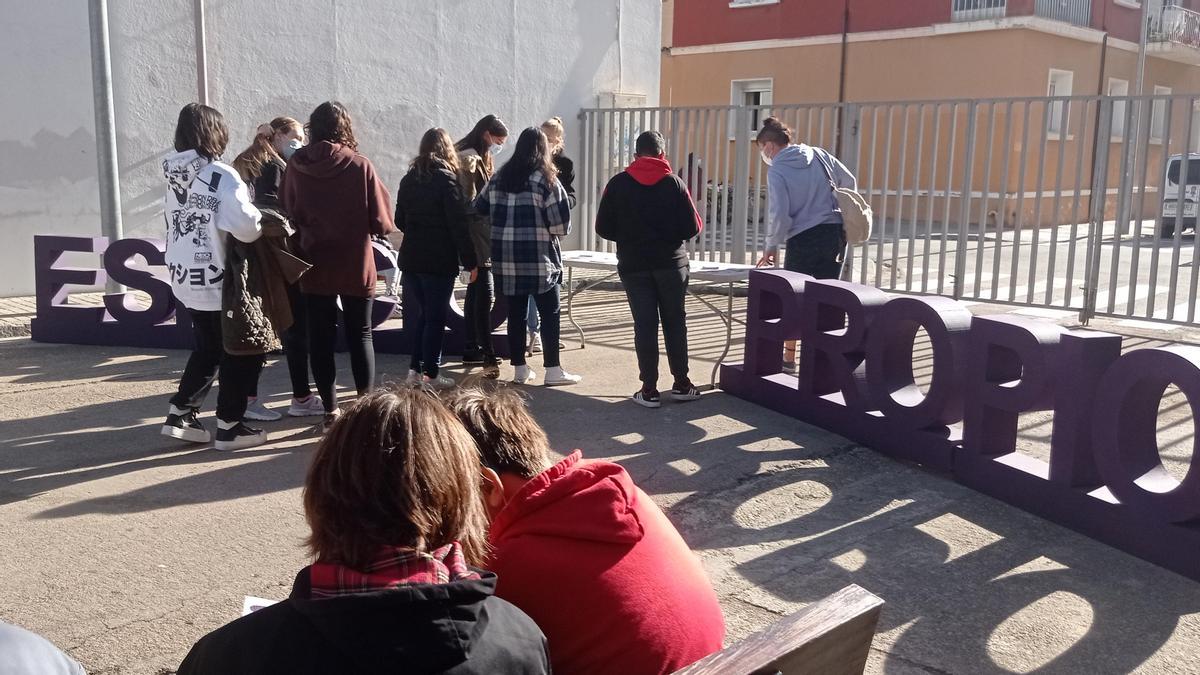 Presentación del nuevo punto violeta instalado en el IES Ramón y Cajal de la ciudad de Huesca.
