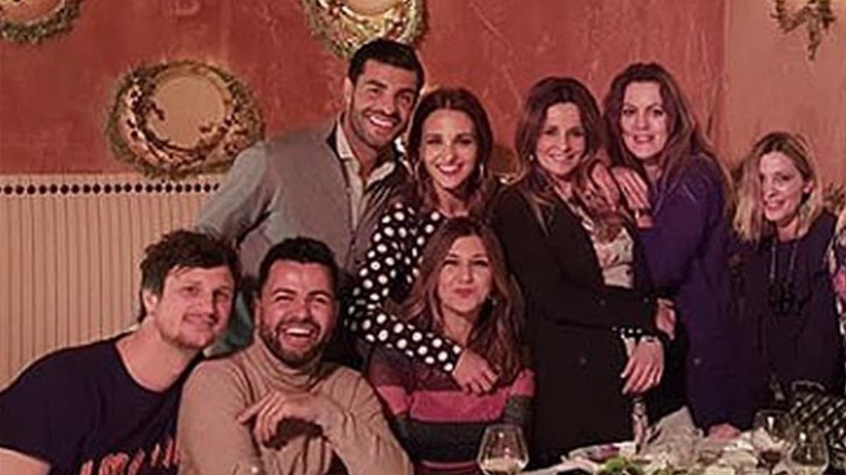 Paula Echevarría, junto a Miguel Torres en una cena con un grupo de amigos.